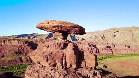 Eine-Bemerkenswerte-Antenne-über-Der-Mexikanischen-Hut-Felsformation-Im-Süden-Von-Utah-6