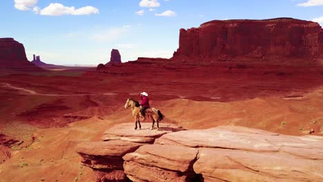 Bemerkenswerte-Antenne-über-Einem-Cowboy-Zu-Pferd-Mit-Blick-Auf-Das-Monument-Valley-Utah-1