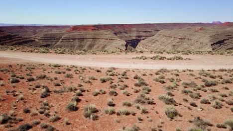 Schöne-Luftaufnahme-Entlang-Der-Wüste-Zeigt-Den-Schwanenhals-staatspark-In-Utah