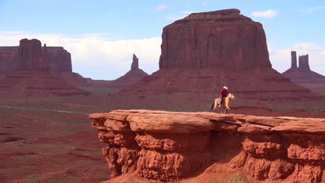 Ein-Cowboy-Sitzt-Auf-Einem-Pferd-Auf-Einer-Klippe-Im-Monument-Valley,-Utah-2