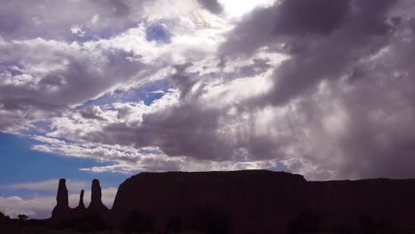 Riesige-Wolken-Ragen-über-Felsformationen-Monument-Valley-Navajo-Tribal-Park-Auf