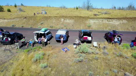 An-vista-aérea-perspective-of-people-watching-a-solar-eclipse-along-a-highway-or-road