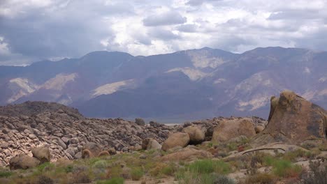 Hermoso-Lapso-De-Tiempo-De-Nubes-Moviéndose-Sobre-La-Cordillera-De-Sierra-Nevada-Y-Las-Montañas-Blancas-Cerca-De-Lone-Pine-California