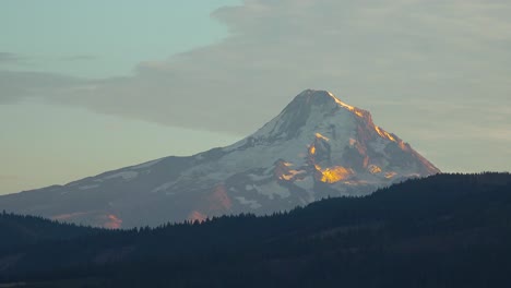 Abendlicht-Auf-Mt-Hood-In-Der-Nähe-Von-Hood-River-Oregon-Mit-Bauernhöfen-Und-Feldern-Vordergrund-2