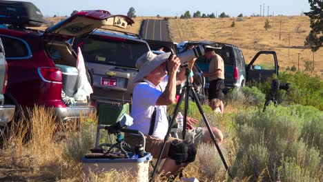 Onlookers-gather-to-watch-the-2017-solar-eclipse-along-a-road-in-Oregon