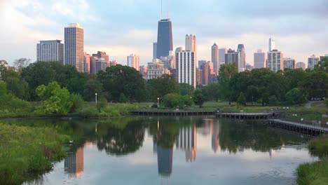 Eine-Schöne-Aussicht-Auf-Die-Innenstadt-Von-Chicago-In-Der-Abenddämmerung-In-Der-Nähe-Des-Lincoln-Parks
