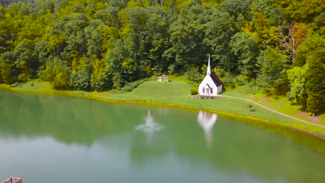 Aufsteigende-Antenne-über-Einer-Romantischen-Und-Schönen-Kleinen-Kirche-In-Der-Amerikanischen-Wildnis-West-Virginia-1