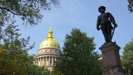 Una-Estatua-Confederada-Se-Encuentra-Frente-Al-Edificio-De-La-Capital-En-Charleston-West-Virginia-1
