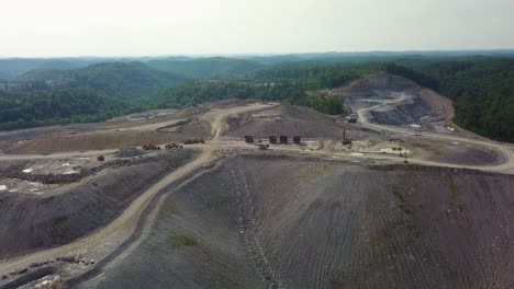 Una-Antena-Sobre-Una-Mina-De-Extracción-De-Carbón-En-La-Cima-De-Una-Montaña-En-West-Virginia-1