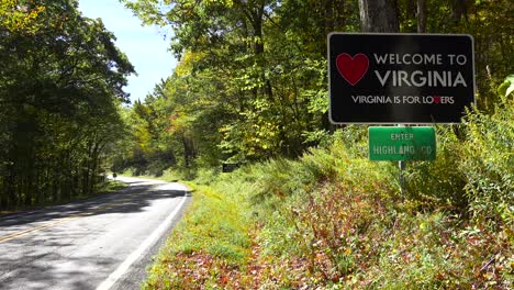 Una-Señal-De-Tráfico-Da-La-Bienvenida-A-Los-Visitantes-De-Virginia,-Que-Es-Para-Los-Amantes.