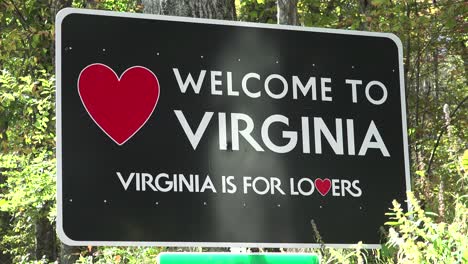 Una-Señal-De-Tráfico-Da-La-Bienvenida-A-Los-Visitantes-A-Virginia,-Que-Es-Para-Los-Amantes-1