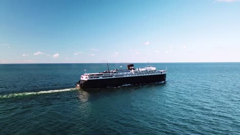 Antena-Sobre-El-Ferry-Ferry-SS-Badger-Viajando-Por-El-Lago-Michigan-1