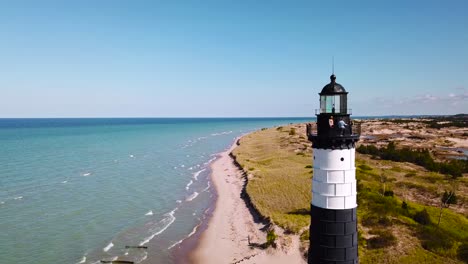 Antenne-über-Dem-Großen-Leuchtturm-Von-Sable-Point-Am-Michigansee