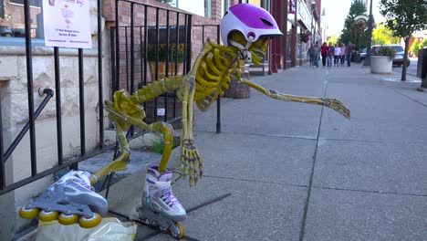 Esqueletos-De-Halloween-Y-Decoraciones-A-Lo-Largo-De-Main-Street-America