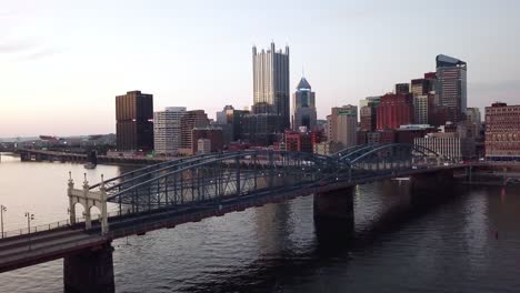 Schöne-Nachtantenne-über-Der-Skyline-Der-Innenstadt-Von-Pittsburgh-Pennsylvania