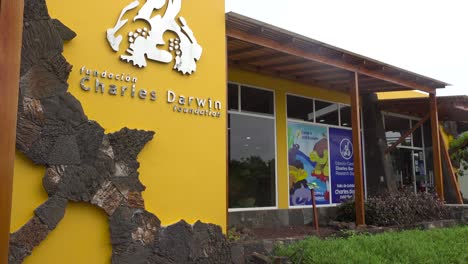 Toma-De-Establecimiento-De-La-Estación-De-Investigación-Charles-Darwin-En-Puerto-Ayora-Galápagos-Ecuador-1