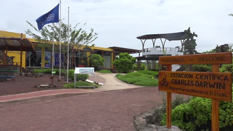 Drehaufnahme-Der-Forschungsstation-Charles-Darwin-In-Puerto-Ayora-Galapagos-Ecuador-2