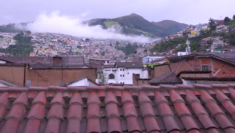 Eine-übersicht-Der-Stadt-Quito-Ecuador-Auf-Dem-Dach