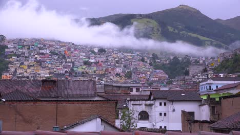 Wolken-Ziehen-über-Die-Dächer-Von-Quito-Ecuador