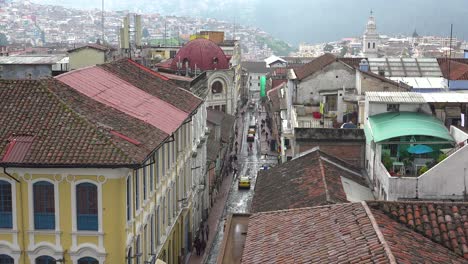 Etablierung-über-Die-Dächer-Von-Quito-Ecuador-Mit-Belebten-Straßen-Und-Fußgängern-1