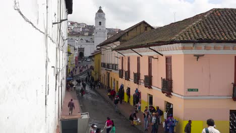 Establishing-shot-of-busy-streets-of-Quito-Ecuador-2