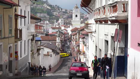 Establishing-shot-of-busy-streets-of-Quito-Ecuador-3