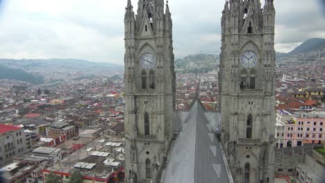 Schwenk-über-Das-Dach-Des-Basicala-Del-Voto-Nacional-In-Quito-Ecuador-Mit-Stadthintergrund