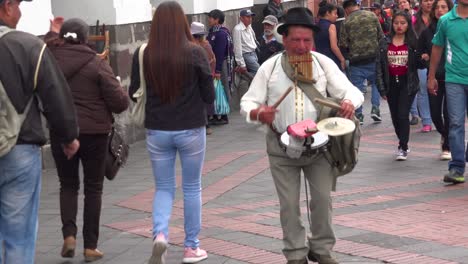 Ein-Ein-Mann-Bandmusiker-Geht-Durch-Die-Straßen-Von-Quito-Ecuador-und-Macht-Musik