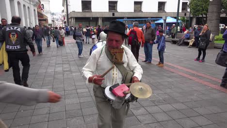 Un-Músico-De-Una-Sola-Banda-Camina-Por-Las-Calles-De-Quito-Ecuador-Haciendo-Música-1