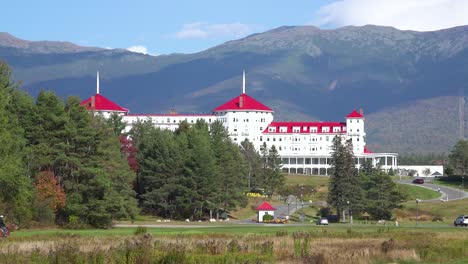 Los-Caballos-Y-Jinetes-Pasan-Enfrente-Del-Mt-Washington-Resort-Lodge-En-New-Hampshire