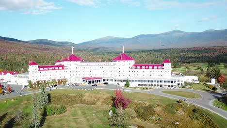 Una-Antena-Sobre-El-Imponente-Hotel-De-Lujo-Mt-Washington-Resort-Lodge-En-New-Hampshire-1