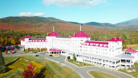 Una-Antena-Sobre-El-Imponente-Hotel-De-Lujo-Mt-Washington-Resort-Lodge-En-New-Hampshire-2