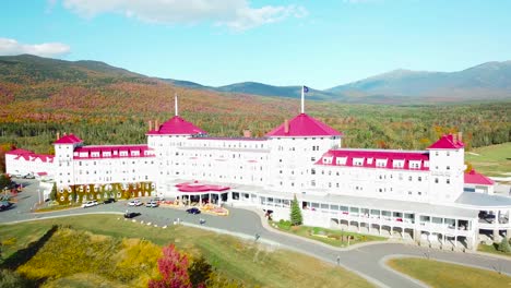 Una-Antena-Sobre-El-Imponente-Hotel-De-Lujo-Mt-Washington-Resort-Lodge-En-New-Hampshire-3