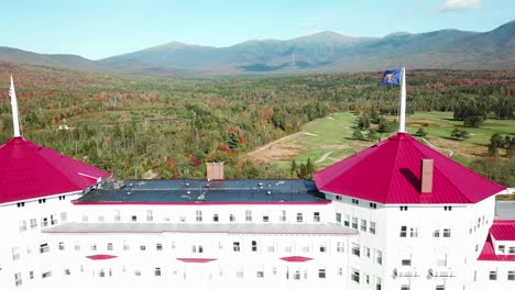 Una-Antena-Sobre-El-Imponente-Hotel-De-Lujo-Mt-Washington-Resort-Lodge-En-New-Hampshire-4