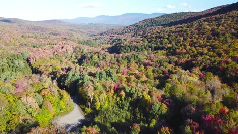 Antenne-über-Weite-Wälder-Mit-Herbstlaub-Und-Farben-In-Vermont-Oder-Neuengland-1