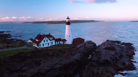 Gran-Toma-Aérea-Sobre-El-Faro-De-Portland-Head-Sugiere-Americana-O-Hermosos-Paisajes-De-Nueva-Inglaterra