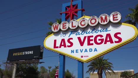2017---Das-Welcome-To-Vegas-Schild-Neben-Einer-Vegastrong-Reklametafel-Nach-Amerikas-Schlimmster-Massenerschießung