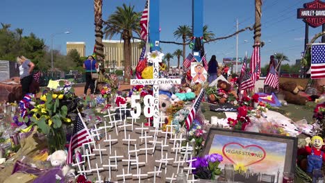 2017---Tausende-Von-Kerzen-Und-Schildern-Bilden-Ein-Provisorisches-Denkmal-Am-Fuße-Des-Schildes-&quot;Willkommen-In-Las-Vegas&quot;-Nach-Amerikas-Schlimmsten-Massenerschießungen-2