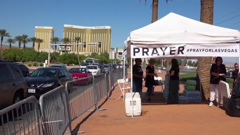 2017---Eine-Gebetszelle-Am-Fuße-Des-Schildes-&quot;Willkommen-In-Las-Vegas&quot;-Nach-Amerikas-Schlimmster-Massenerschießung