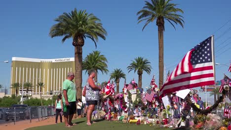 2017---Tausende-Von-Kerzen-Und-Schildern-Bilden-Ein-Provisorisches-Denkmal-Am-Fuße-Des-Schildes-Willkommen-In-Las-Vegas-Nach-Amerikas-Schlimmsten-Massenerschießungen