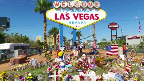 2017---Tausende-Von-Kerzen-Und-Schildern-Bilden-Ein-Provisorisches-Denkmal-Am-Fuße-Des-Schildes-&quot;Willkommen-In-Las-Vegas&quot;-Nach-Amerikas-Schlimmster-Massenerschießung-20