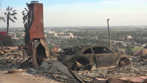 Coches-Quemados-Arden-Junto-A-Una-Casa-En-La-Ladera-Tras-El-Incendio-De-Thomas-2017-En-El-Condado-De-Ventura,-California