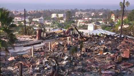 The-destroyed-remains-of-a-vast-apartment-complex-overlooking-the-city-of-Ventura-following-the-2017-Thomas-fire-3