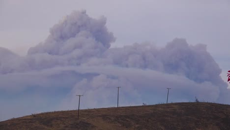 Eine-Riesige-Rauch--Und-Aschewolke-Steigt-Aus-Dem-Thomasfeuer-In-Ojai-Kalifornien-1
