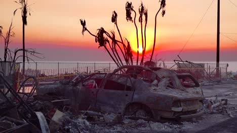 Coches-Quemados-Arden-Sin-Llama-Al-Atardecer-Junto-A-Una-Casa-En-La-Ladera-Tras-El-Incendio-De-Thomas-De-2017-En-El-Condado-De-Ventura,-California