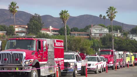 Los-Bomberos-En-Camiones-De-Bomberos-Haciendo-Fila-Para-El-Servicio-En-Un-área-De-Preparación-Durante-El-Incendio-De-Thomas-En-Ventura-California-En-2017-2