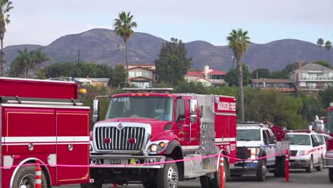 Los-Bomberos-En-Camiones-De-Bomberos-Haciendo-Fila-Para-El-Servicio-En-Un-área-De-Preparación-Durante-El-Incendio-De-Thomas-En-Ventura-California-En-2017-3