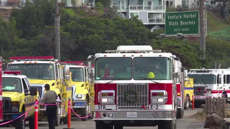 Feuerwehrleute-In-Feuerwehrautos,-Die-Während-Des-Thomasfeuers-In-Ventura,-Kalifornien-Im-Jahr-2017,-An-Einem-Bereitstellungsbereich-Für-Den-Dienst-Anstehen-4