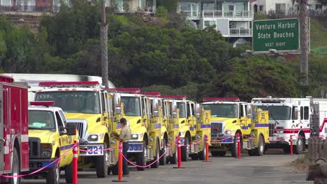 Bomberos-En-Camiones-De-Bomberos-Haciendo-Fila-Para-El-Servicio-En-Un-área-De-Preparación-Durante-El-Incendio-De-Thomas-En-Ventura-California-En-2017-5