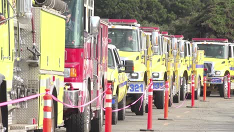 Feuerwehrleute-In-Feuerwehrautos,-Die-Während-Des-Thomasfeuers-In-Ventura,-Kalifornien-Im-Jahr-2017,-An-Einem-Bereitstellungsbereich-Für-Den-Dienst-Anstehen-8